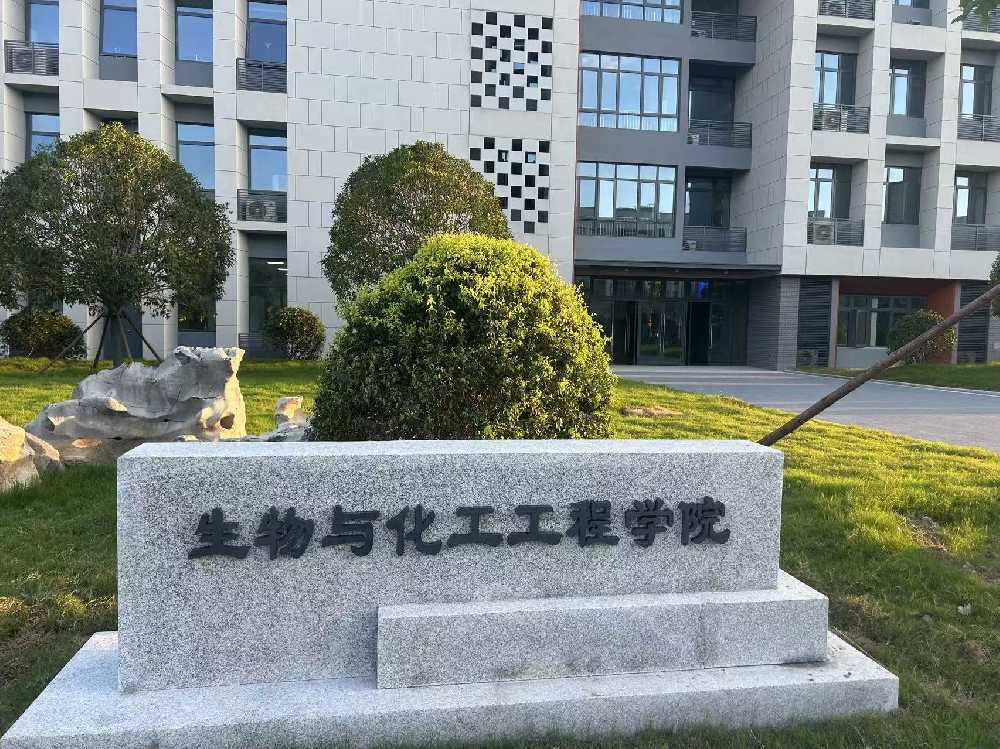 乌当区扬州职业大学体育场高杆灯项目
